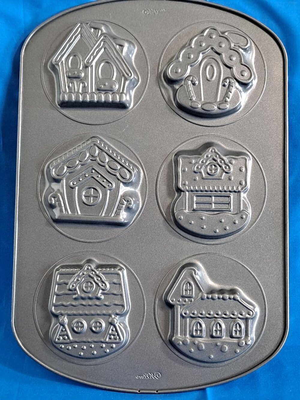 Wilton Christmas GINGERBREAD VILLAGE Cookie PAN 6 Mini Cake Muffin Cupcake Bakin